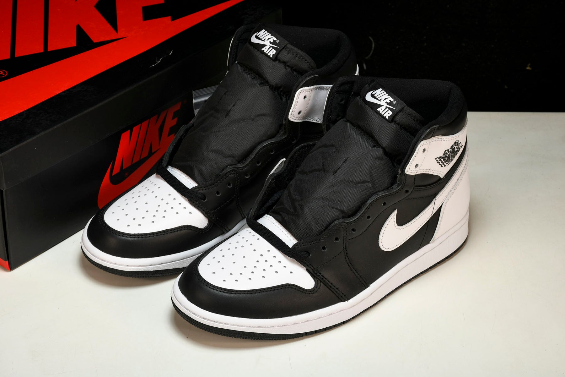 Air Jordan 1 Retro High OG Black White