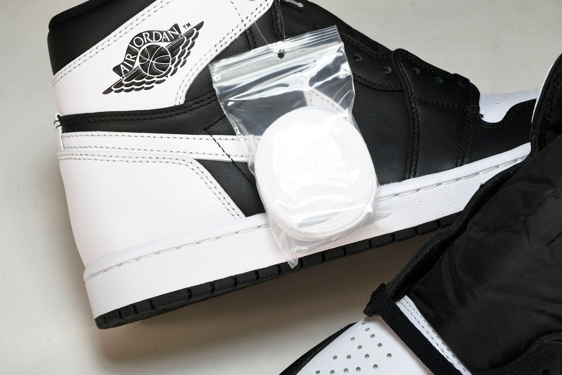 Air Jordan 1 Retro High OG Black White