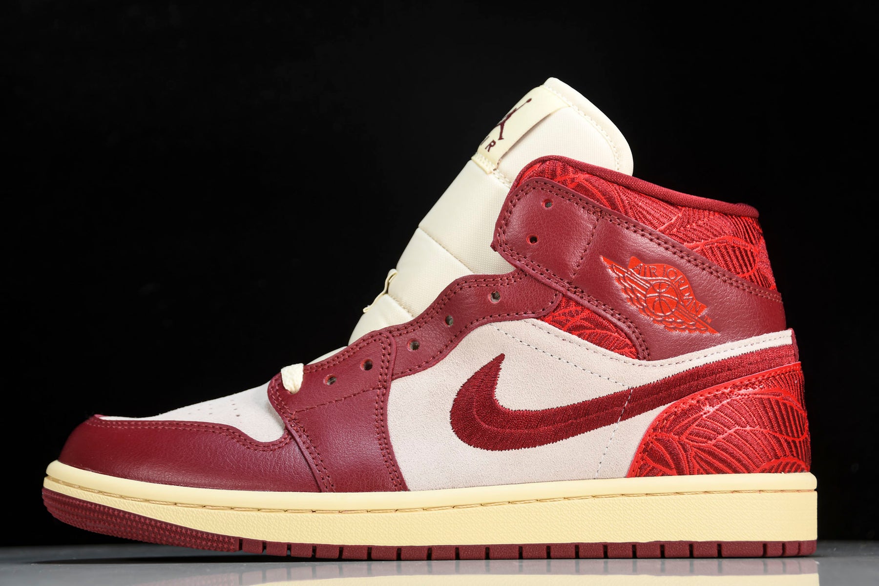 Air Jordan 1 Mid SE Tiki Leaf Team Red