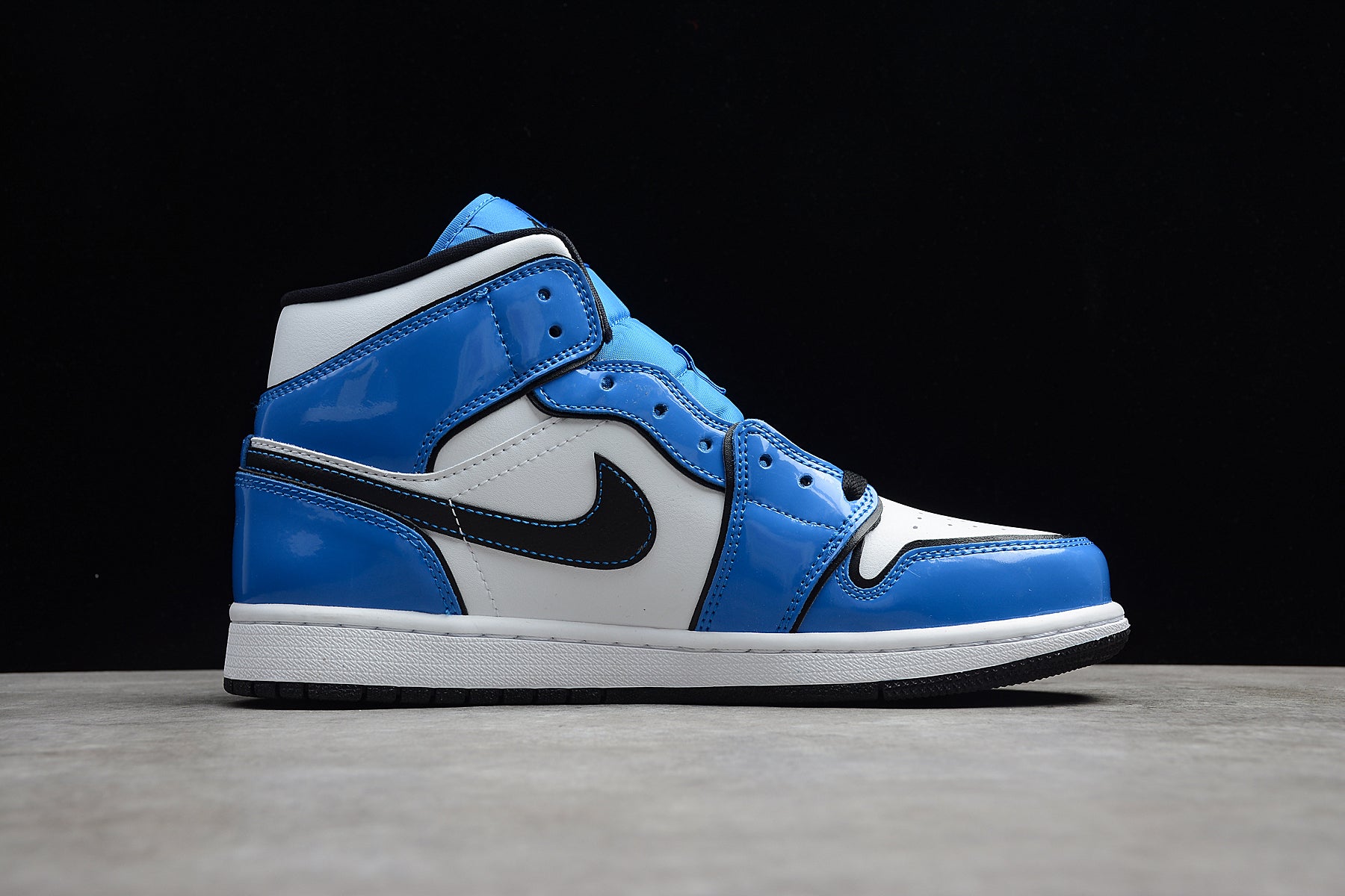 Air Jordan 1 Mid Signal Blue